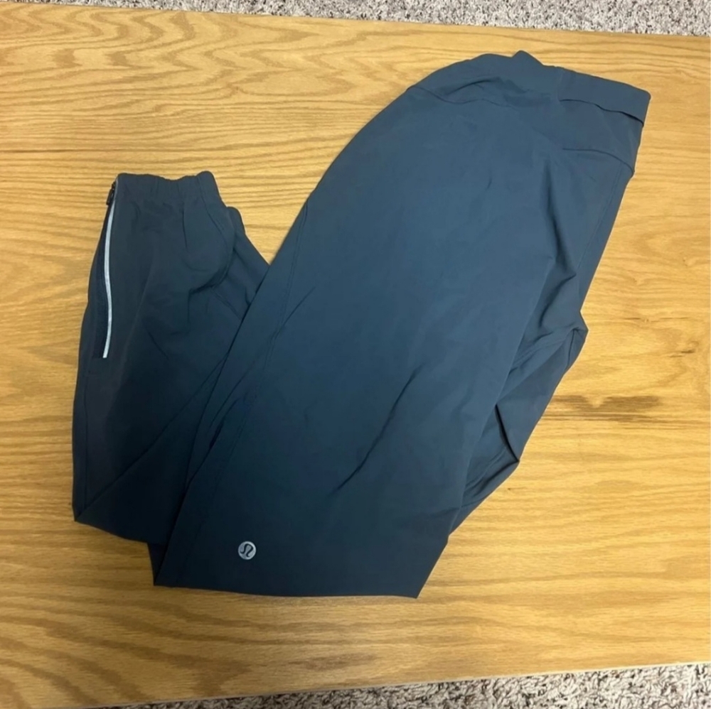 Lululemon jogger surge iron blue 💙 like new no any problems medium 29